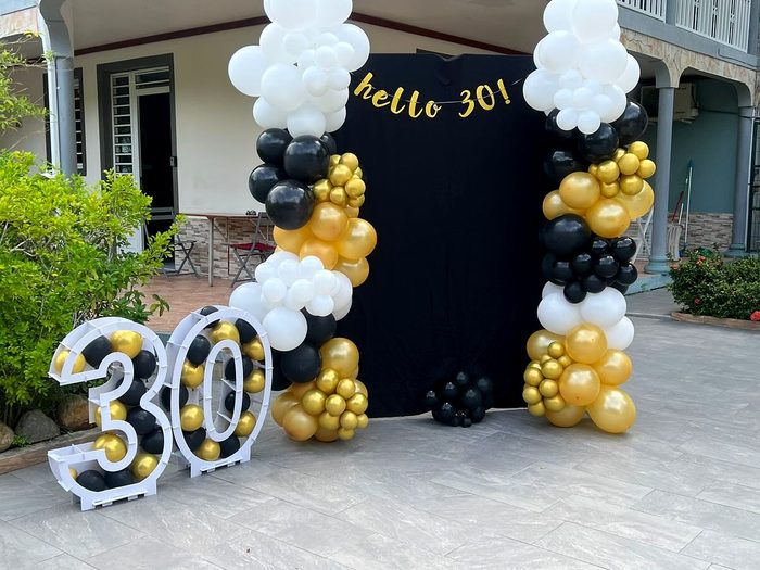 Arche de ballons hello 30 pour un anniversaire